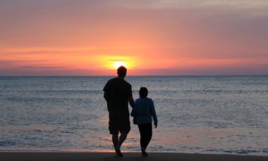 homme et un enfant marche sur la plage après un test de paternité