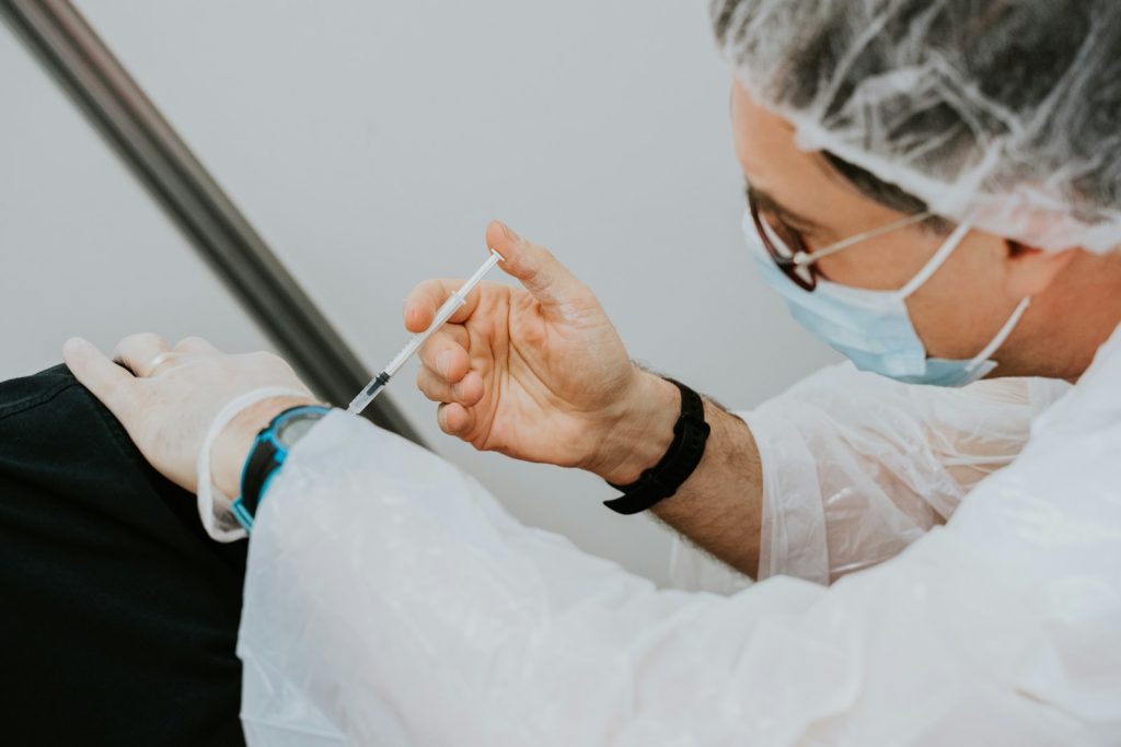 Homme prenant un vaccin avant voyage